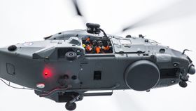 NH90-mannskap øver på heising fra KV Senja. 