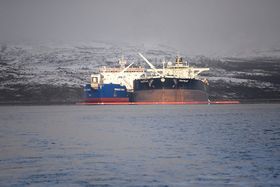 Første oljeomlastning skip-til-skip i regi av Norterminal ved Kirkenes 18. oktober 2014. Norterminal planlegger et anlegg for omlasting ved en landterminal. 
