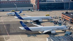 Den første A320 Neo sammen med to A350-storesøstre på Airbus-anlegget i Toulouse-Blagnac. 