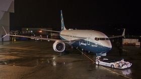 Den første Boeing 737 Max har vært ferdig i halvannen måned og forberedes for den første flyturen. 