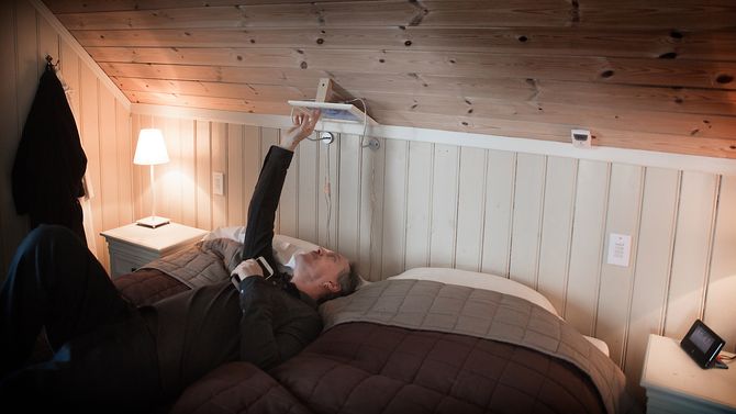 Gaute Espeland kan sette på kaffetrakteren, åpne soveromsvinduet og styre alle husets funksjoner fra Ipaden over senga. 
