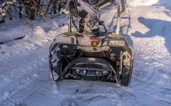Ryobikjeften: Hen skovl i plast er den som trekker snøen inn og skyter den opp og ut gjennom snøutkastet