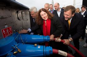 Monika Griefahn med en hånd på kabelen da "AIDAsol" for første gang koblet seg på landstrøm i Hambrug.