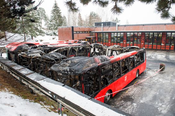 Bekkestua  20160125.Fire hybridbusser ble totalskadet i brann på Furubakken natt til mandag. Foto: Fredrik Varfjell / NTB scanpix 