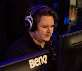 Bjørn «Skurk» Maaren under finalen av Telenorligaen på SpillExpo i 2015.