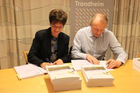 Regionvegsjef Berit Brendskag Lied i Statens vegvesen og administrerende direktør Ivar Roland i Peab Anlegg, som signerer kontrakten.