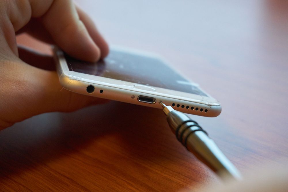 Det første man må gjøre, er å skru ut de to pentalobe-skruene under. Her må man ha spesialutstyr, for Apple er bortimot de eneste som bruker akkurat denne typen skruer.
