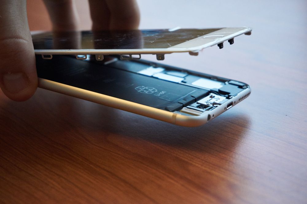 Med skjermen løs ser vi tydelig Apples festemekanisme: metall- og plastklips. Et noe utradisjonelt valg, med tanke på at stor sett alle andre produsenter bruker lim til dette formålet.