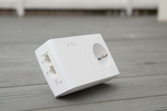 Det er to Ethernet-kontakter på adapteren.