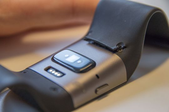 Også redaksjonens HR Surge har revnet. .