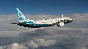 Boeing 737 Max 8 fløy første gang sist fredag og skal begynne å frakte passasjerer sommeren 2017. 