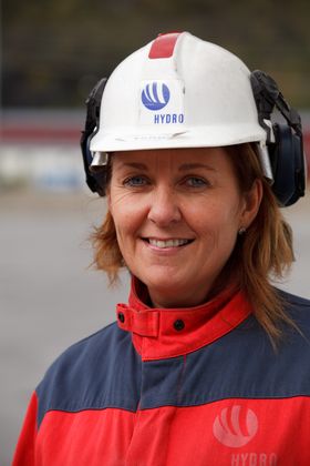 FABRIKKSJEF: Wenche Eldegard er fabrikksjef ved Hydros aluminiumverk i Høyanger. Siden i fjor vinter har hun og resten av organisasjonen i Høyanger jobbet i herdig med å teste en pilot på Hydros mest avanserte støpeteknologi.