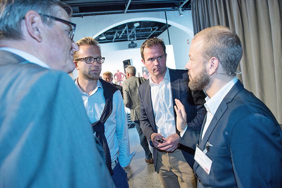 ABBs elektriske turné, Oslo: Svein Knudsen fra ABB (tv) i prat med stortingsrepresentantene Nikolai Astrup (H) og Heikki Holmås (SV) og ZERO-leder Marius Holm.