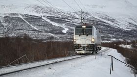 Vectron på vintertesting i Sverige. Også i Finland er lokomotivtypen i ferd med å bli tatt i bruk uten at det ifølge SHT er stilt spesielle krav til plogens utforming og funksjon.