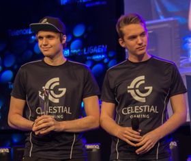 Sebastian «Boffen» Gsell (t.v.) og Jakob William «Jubel» Andresen tar imot Fair Play-prisen i Telenorligaen høsten 2015.