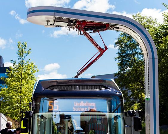 Pantografen som lader elbussens batterier er montert på ladestasjonen og senkes ned på kontaktpunktene på taket av bussen. Slik reduseres vedlikeholdet på bussene.