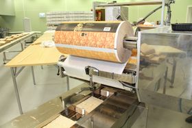 Pakkemaskinen er levert av MPack. Det starter med en papirrull, og ender med ferdig pakkete flatbrød i poser.