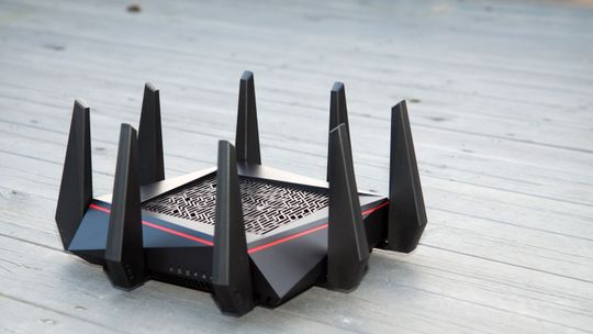 Hvorfor har moderne trådløse rutere, som Asus RT-AC5300 på bildet, så mange antenner? Årsaken er at de bruker såkalt MIMO-teknologi for å sende mange samtidige datastrømmer på samme frekvens, og på den måten øke ytelsen.