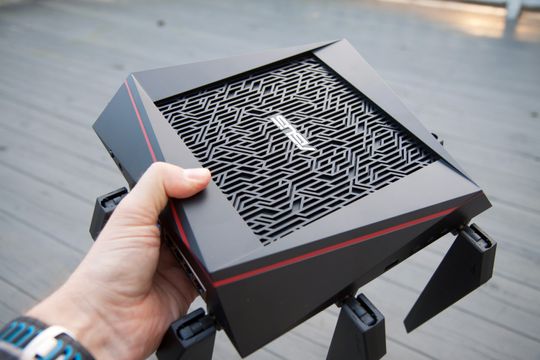 Asus RT-AC5300 er stor og tung.