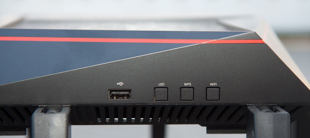 WiFi kan skrus av og på via en knapp på forsiden av ruteren, og der kan du også deaktivere LED-lysene hvis du synes de er plagsomme.