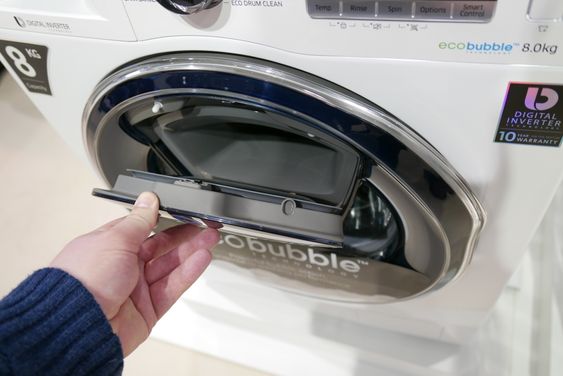 AddWash er rett og slett en egen luke i døren som lar deg legge til tøy under vask.