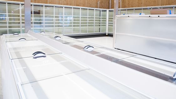 Varmen fra kjøle- og frysediskene gjenvinnes og kjøres inn i ventilasjonsanlegget med varmevekslere ved behov. Alle skap og disker har lokk for å holde kulden inne.