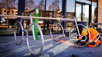 El-sykkel-lader: El-syklister kan lade batteriene til hjemturen utenfor matbutikken.