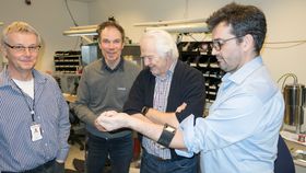 Fredrikstadteamet: Terje Karstang, Bård Eker, Steinar Sælid og Espen Krogh er noen av de som står bak den nye blodsensoren.