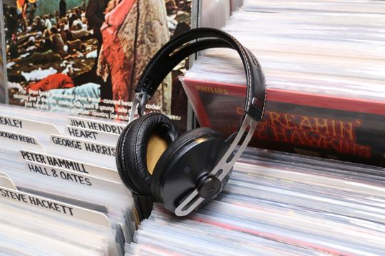Sennheiser Momentum II Wireless har et retrodesign vi liker.