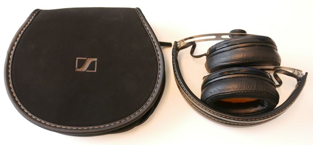 Sennheiser Momentum II Wireless kan foldes sammen og legges i et etui som følger med i esken.