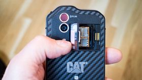 Doble kameraer: Den nye Cat-telefonen har et vanlig optisk kamera og et termisk kamera.