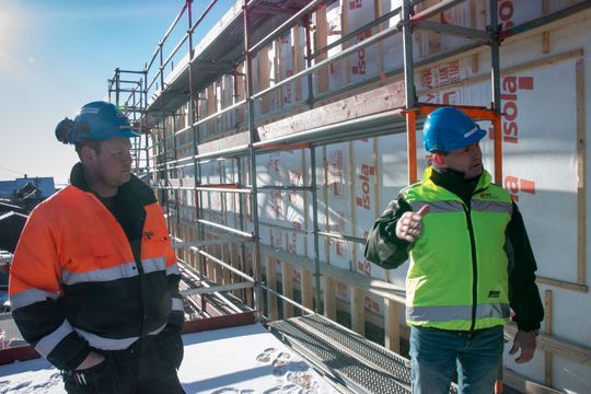 Samhandling er nøkkelen, understreker Runar Oustorp (t.h.). Her sammen med betongformann Joakim på det store prosjektet Rønningen Folkehøgskole.