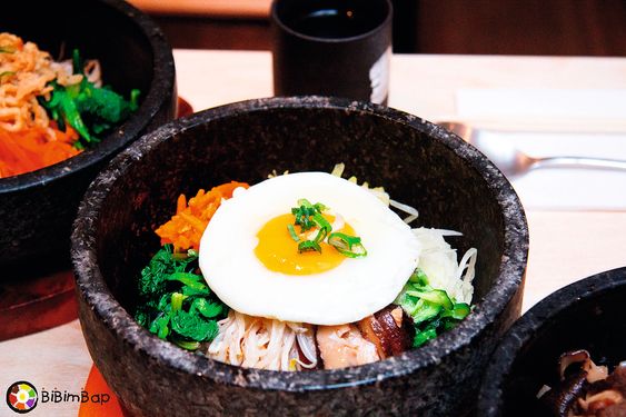 Dolsot bibimbap er en typisk koreansk rett og den varme utgaven av den som bare heter bibimbap.