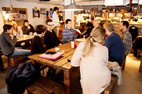 Samlingspunkt: Baren i husets kjeller er samlingspunkt for de mange ulike miljøene. Her skal det drives betatesting, slik at spillutviklerne kan få tilbakemeldinger umiddelbart.
