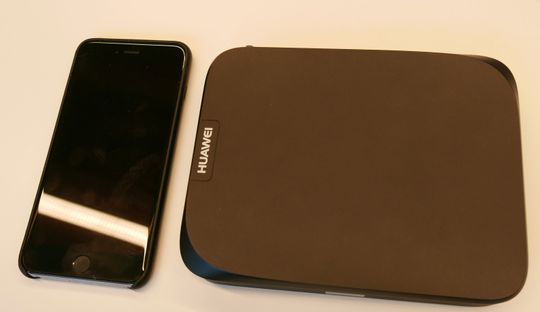 Den nye dekodere er ikke stor av seg. Her ved siden av en iPhone 6S Plus.