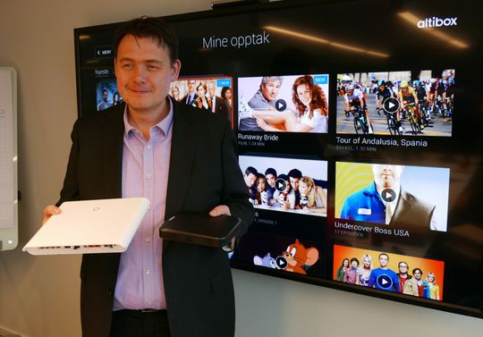 Øyvind Lundbakk, produktdirektør i Altibox, viser frem den nye hjemmesentralen og dekoderen.