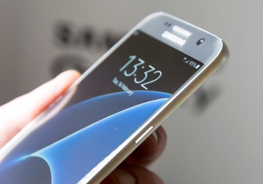 En flat utgave av Galaxy S7 kommer også. Den har litt mindre skjerm, men deler ellers spesifikasjoner med Edge-utgaven.
