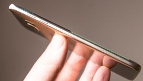 Note 7 skal visstnok komme med avrundet skjerm på begge sider og både på fronten og baksiden, som på S7 Edge, her avbildet.
