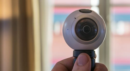 Gear 360 har et kamera på hver side, og bildene fra dem kan syes sammen til en videostrøm som fungerer svært bra i VR-briller.