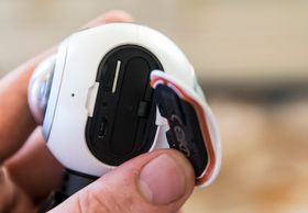 Utskiftbart batteri og minnekortplass hører til. Samsung leverer med programvare som skal la deg sy sammen videoen på PC, eller du kan bruke en Galaxy S7 til jobben.