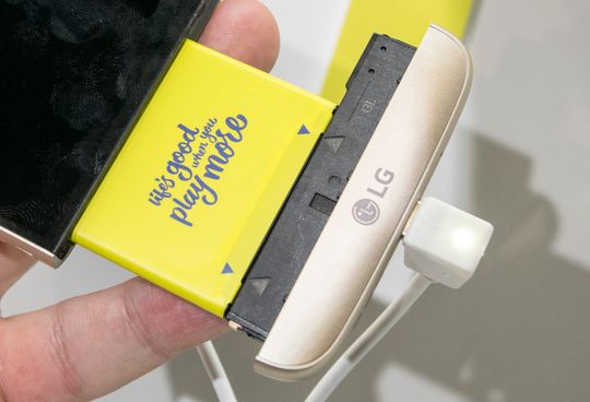 Batteriet er klipset fast i bunndelen, slik at alt trekkes ut i en hel bit.