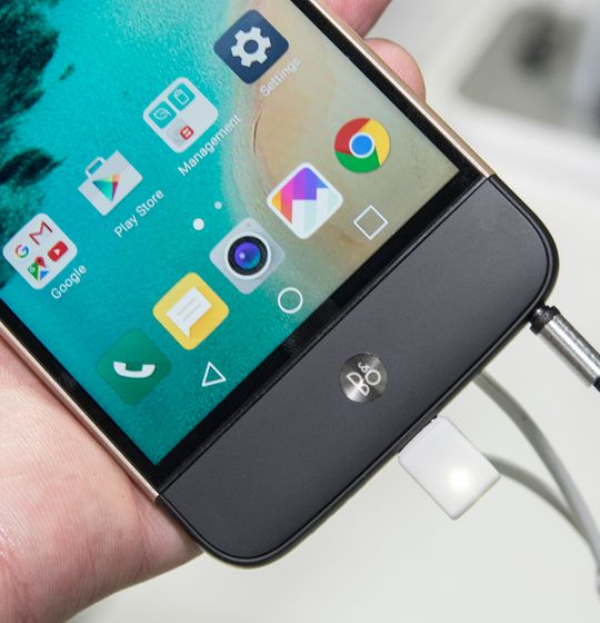 Danske B&O Play leverer en lydmodul med innebygget DAC og forsterker som kan kobles på. Da får telefonen to minijack-tilkoblinger men kun én av dem virker om gangen.