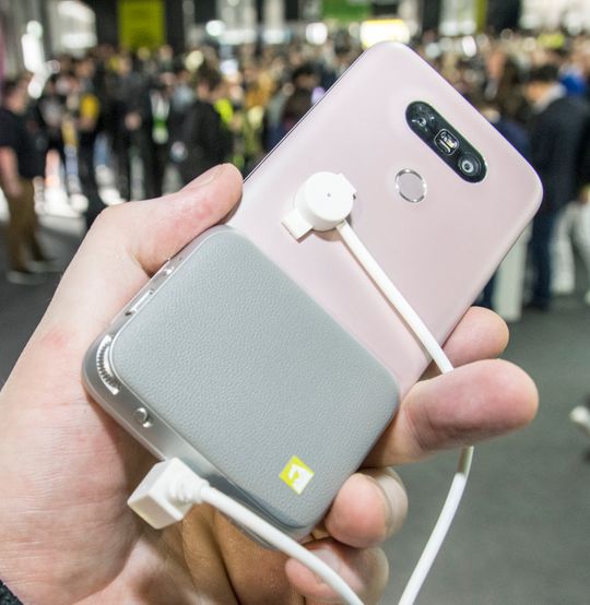 Kameragrepet har et batteri på 1 200 mAh og knapper for rask og hendig styring av kamerafunksjonene. Løsningen likner veldig på den som hørte til Nokias Lumia 1020.