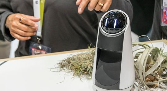Sonys Xperia Agent har like sært utseende som Rolling Bot og kan gjøre litt av det samme, men den triller ikke rundt slik kula fra LG gjør.