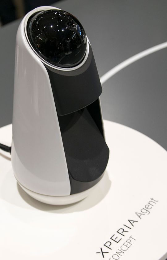 Xperia Agent er rundt 30 cm høy, og svært særegen.