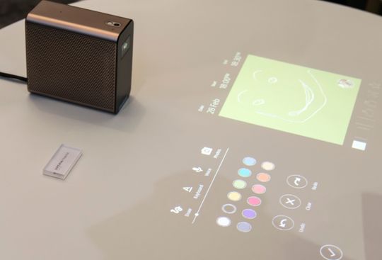 En projektor delvis basert på samme logikk er sluppet. Xperia Projector lar deg leke med innholdet den viser frem rett på bordplaten. Heller ikke denne har endelig slippdato.