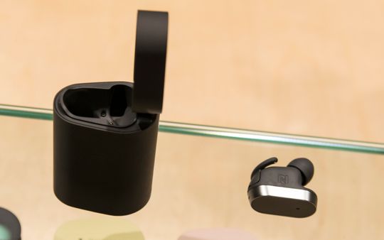 Det første av Xperia Concept-produktene som dukker opp i butikkene er Xperia Ear. En øreplugg der smart programvare skal gi deg mye av den samme informasjonen, om enn i en langt mindre moro pakke enn Agent.
