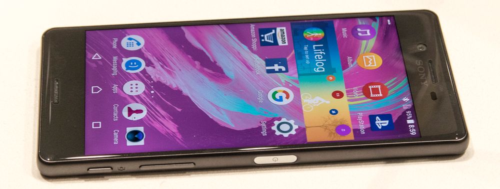 Fargerike bakgrunnsbilder og en menydesign vi kjenner. I bunn er det Android 6.0.1 som kjører.