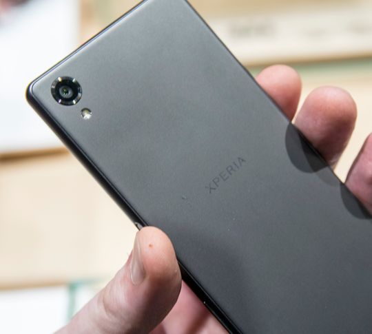 Baksiden på Xperia X er i metall, og dermed går brekkasjefaren kraftig ned.