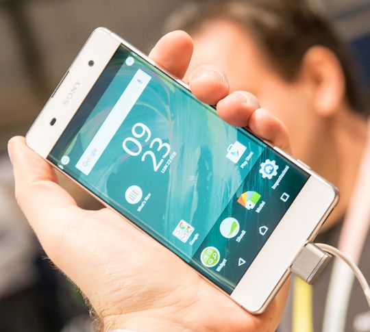 Billigste modell heter Xperia XA, og det er faktisk den som har mest spennende design, med en skjerm som går heeeeelt ut i kantene.